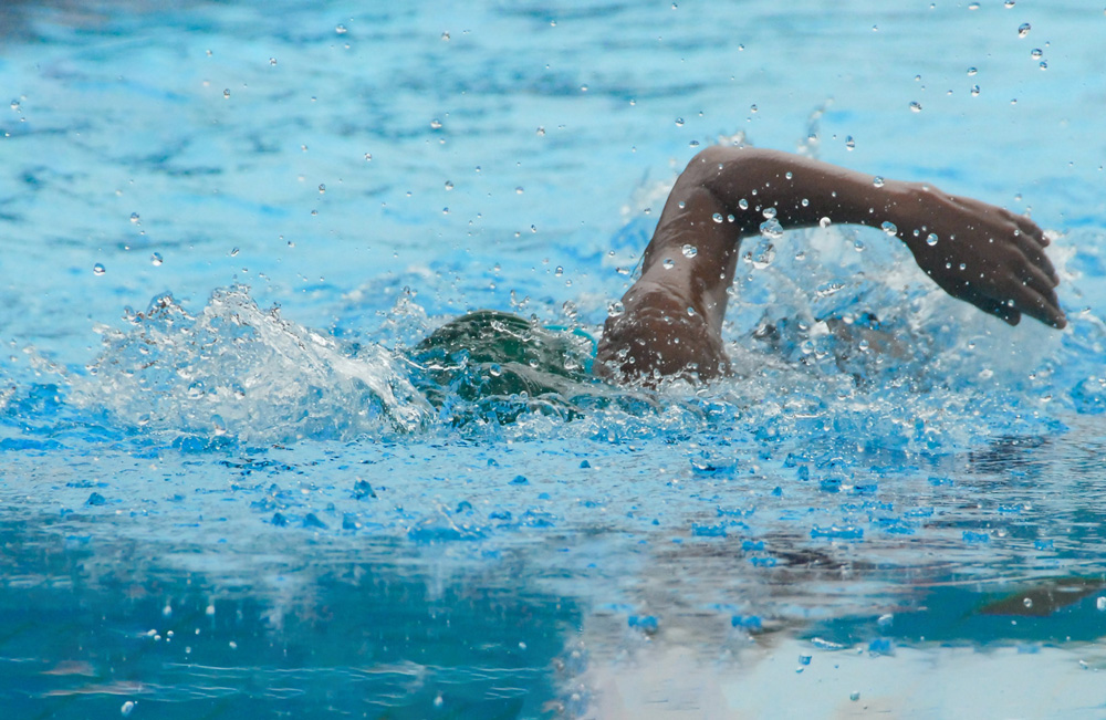 Uomo che nuota e si allena con sistema nuoto controcorrente MsPiscine